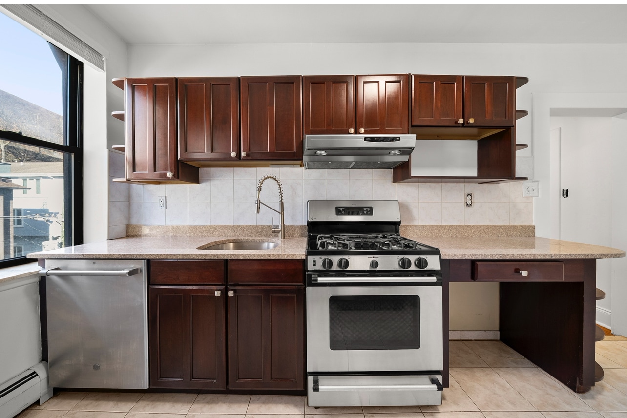 Building Photo - 553 Undercliff Ave