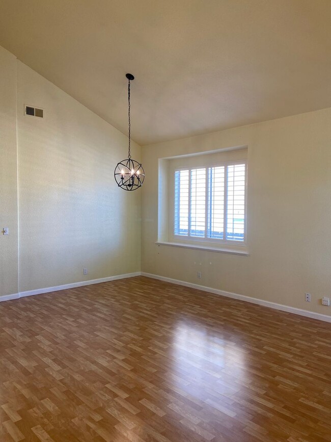 Building Photo - Large 4 bdrm 3 bath in Broadstone