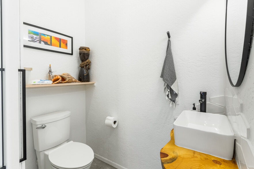 Powder Room - 5052 Hoblitt Ln N