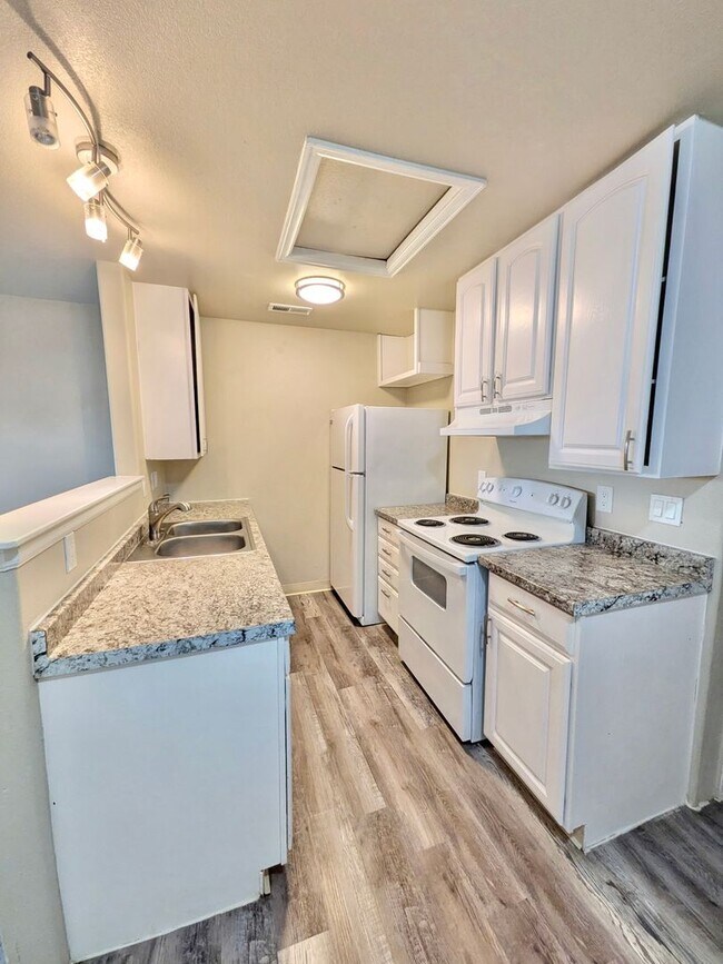 Building Photo - 1833 E 3rd St