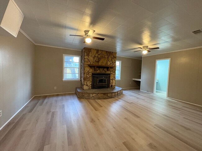 Building Photo - Amazing 4 bedroom/2 bath Home with Fireplace and Central Air & Heat!