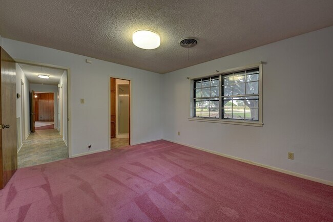 Building Photo - 915 Farmers Rd
