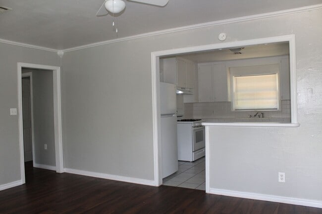 Building Photo - Comfy & Practical!