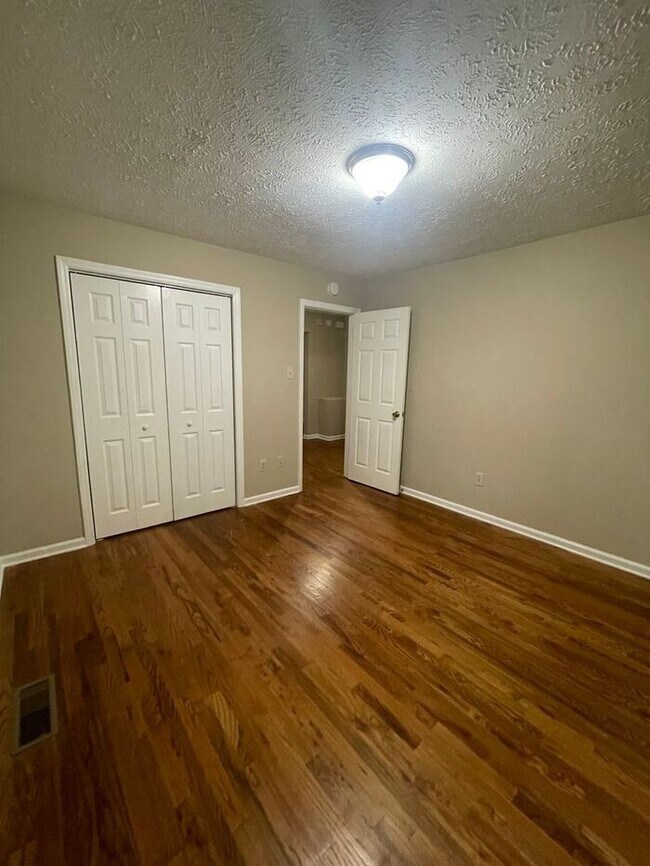 Building Photo - 3 bed, 2 bath, 2 car garage ranch style home with fenced yard.