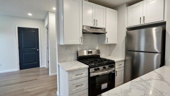 Building Photo - 323 E Chestnut St