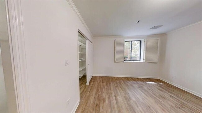 Building Photo - 300 Johnson Ferry Rd