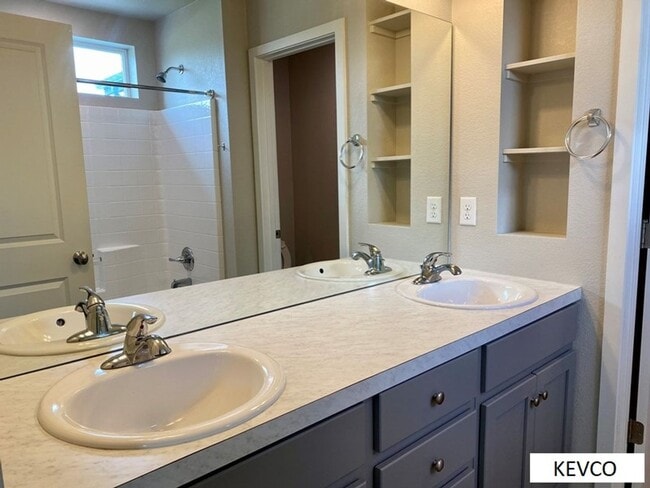 Building Photo - Lovely Newer Townhouse