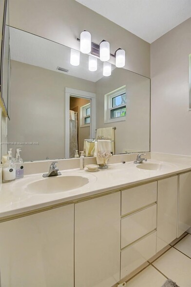 Building Photo - 303 E Riverbend Dr