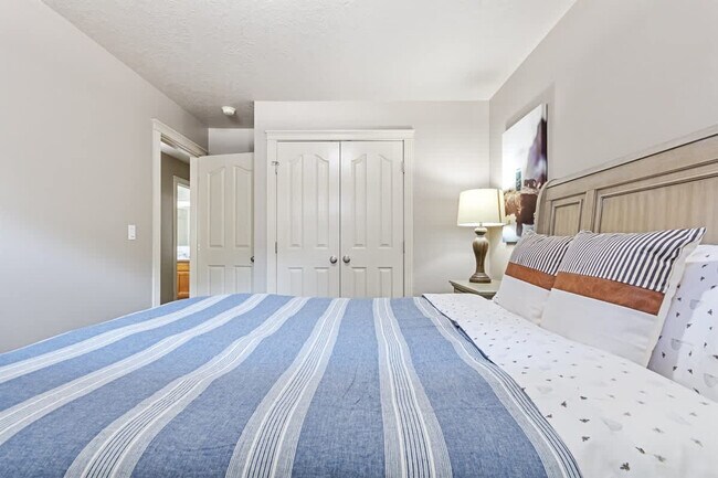 Building Photo - 2480 W San Remo Ct