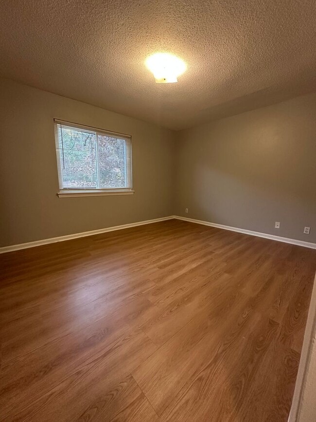 Building Photo - 3340 Pinewood Ave