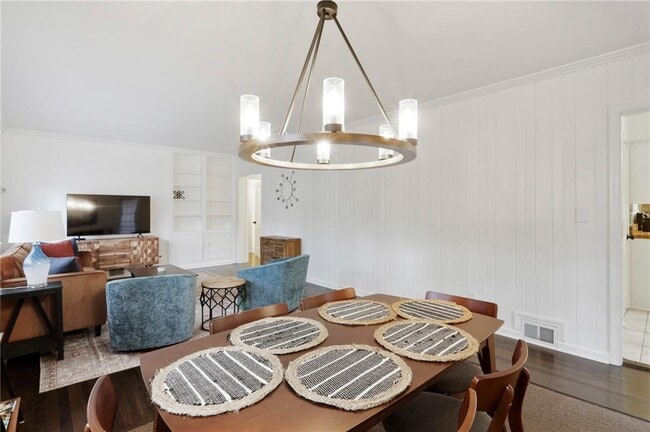 Building Photo - 961 E Rock Springs Rd NE