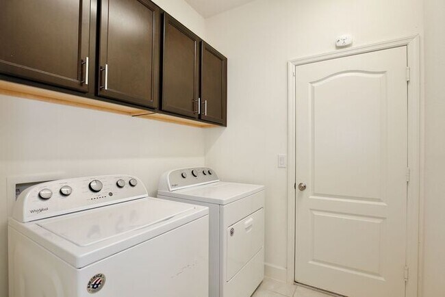 Building Photo - Gorgeous 4/3 Spacious Home with a 2 Car Garage Located on a Conservation Lot in Creekstone Neighb...