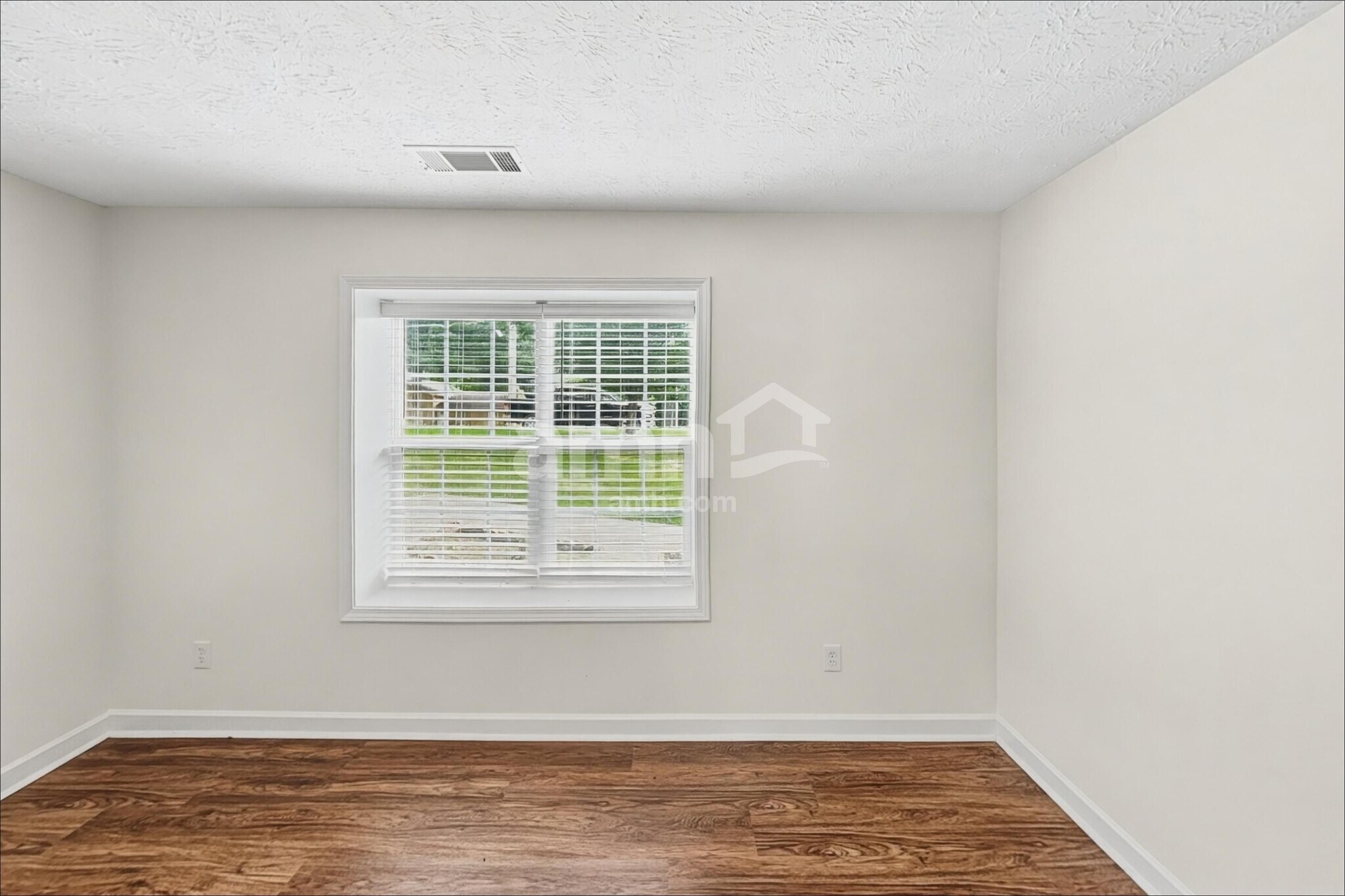 Building Photo - 1772 N Oak Dr