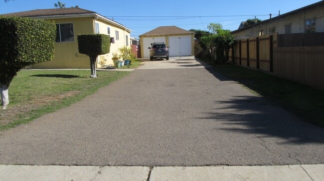 Building Photo - Quiet 2 bedroom back house