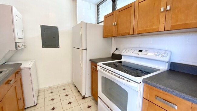 Building Photo - Available Now! Studio on Kinau Street with...