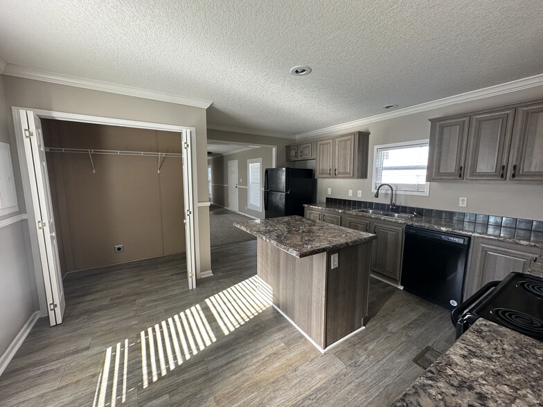 Building Photo - The Breakers