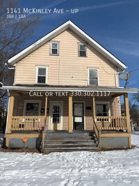Building Photo - Three bedroom one bathroom second level ap...