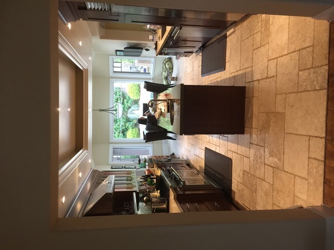 Kitchen - 1009 Sycamore Dr