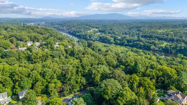 Building Photo - Beautifully updated House in Rivermont