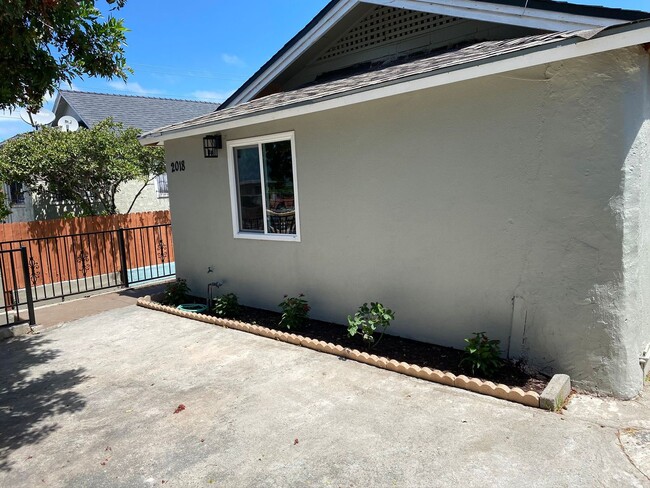 Building Photo - 1 Bedroom House With Yard and Private Laundry