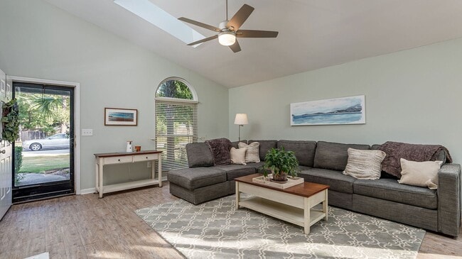 Building Photo - 3 bedroom 2 bathroom house in Chelsea Park...