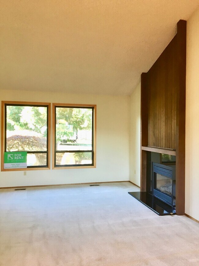 Building Photo - Beautiful 4 Bedroom near Microsoft Availab...