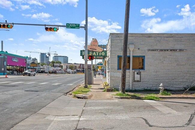 Building Photo - 3016 Guadalupe St