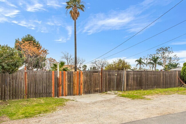Building Photo - Large Yard! Must see 3bed 2bath Fontana home!!