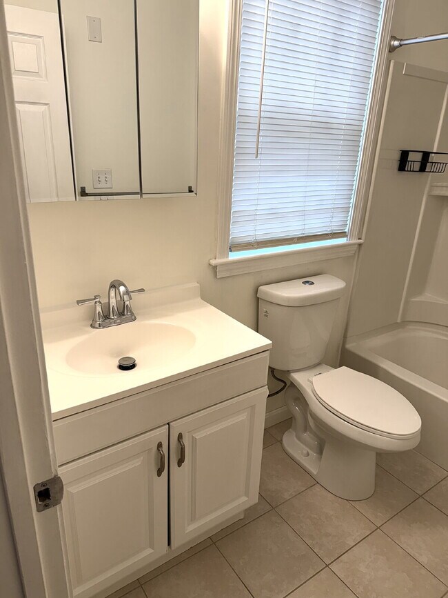 Building Photo - Charming 3-Bedroom Haven in prime Milton neighborhood!