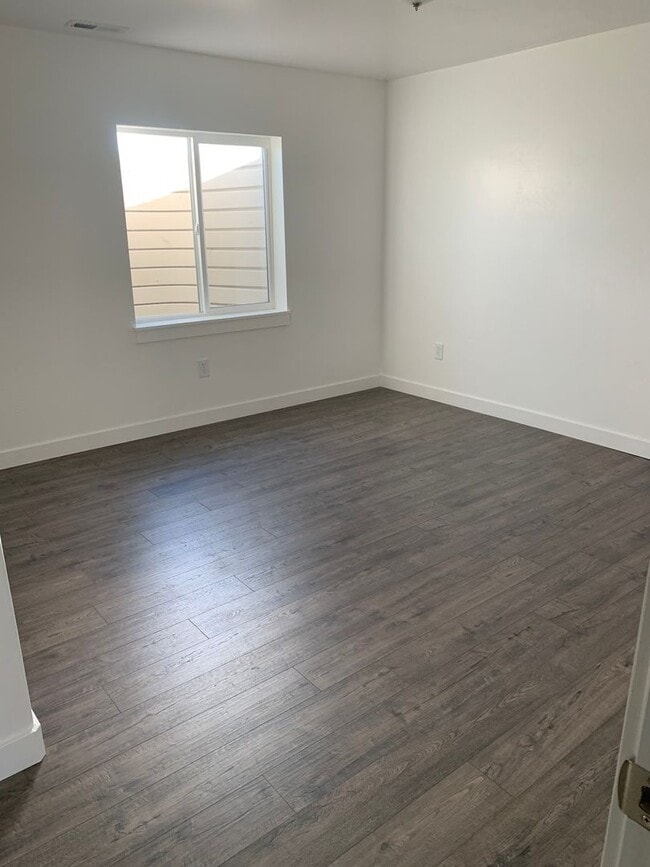 Building Photo - For Rent: 2 Bed / 1 Bath Basement Apartmen...