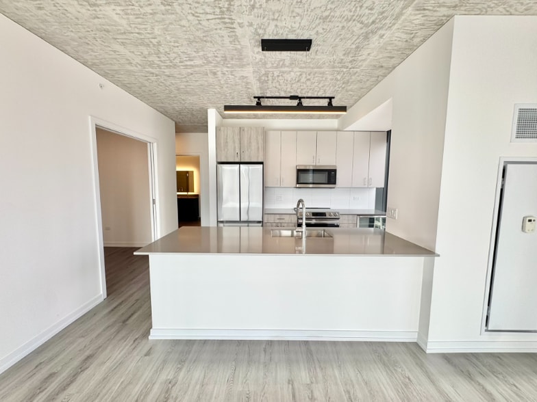 Building Photo - 461 W Chicago Ave