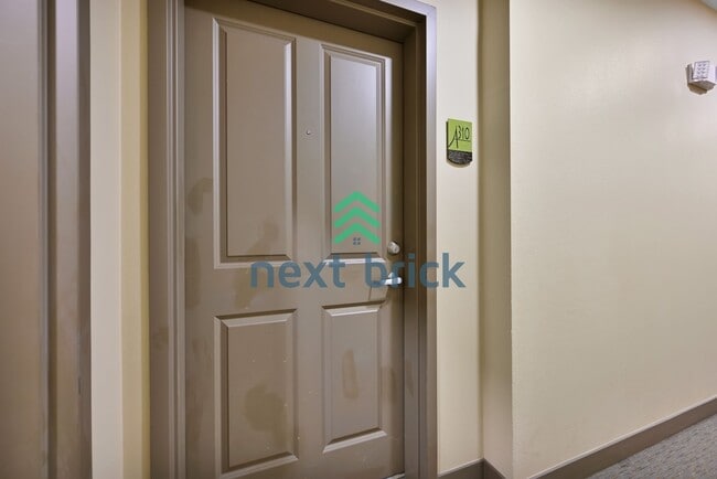 Building Photo - Charming Studio Condo in the Heart of Bellevue – Perfectly Cozy 422 Sq Ft Space!