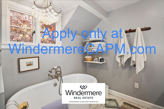 Building Photo - Stunning 5 Bed/3 Bath Home in Highly Desirable Fab Forties of East Sacramento!