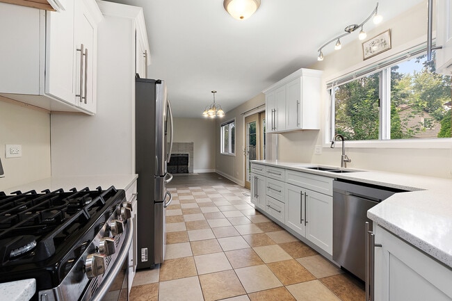 Building Photo - 320 Thistle Dr