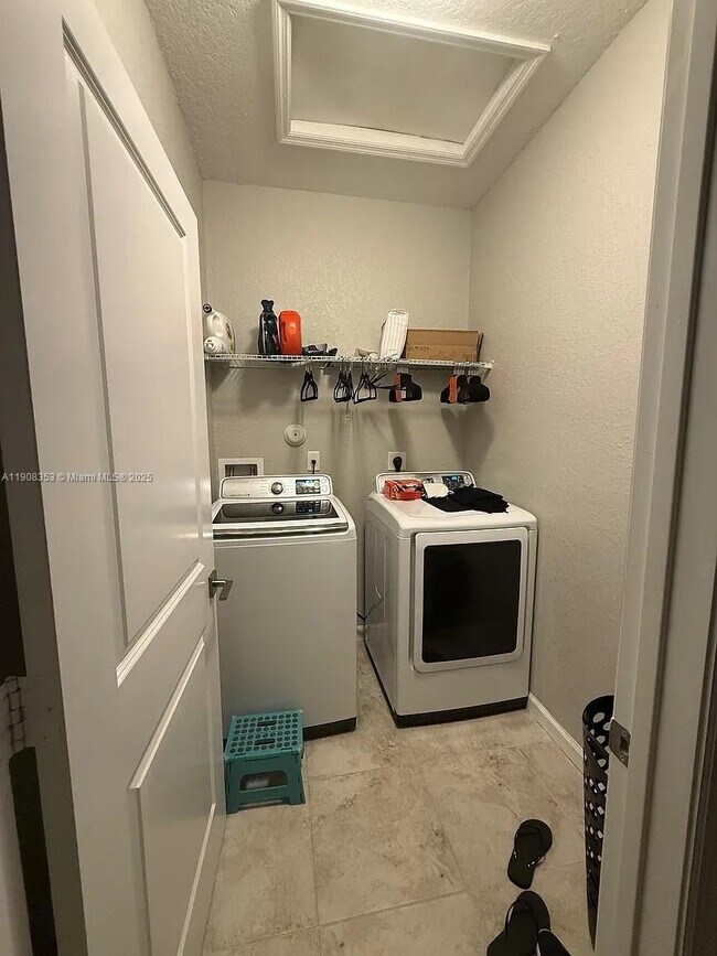 Building Photo - 1442 SE 23rd Terrace