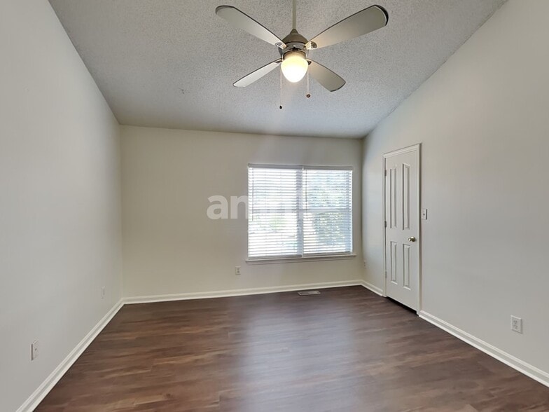 Building Photo - 8401 Redstone View Dr
