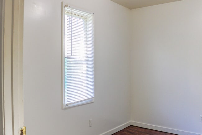 Building Photo - 835 Gladstone St