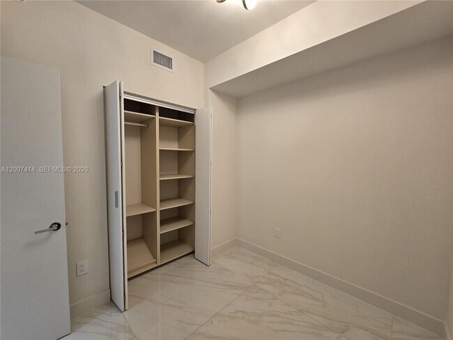 Building Photo - 700 NE 24th St