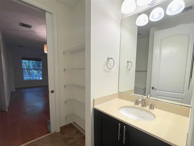 Building Photo - 416 Ave