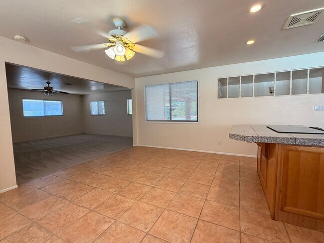 Building Photo - 718 E Manhatton Dr