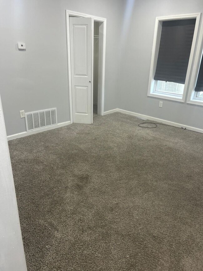 Building Photo - E. 185/Lake Shore 1 Bedroom *1/2 OFF SECURITY DEPOSIT SPECIAL*