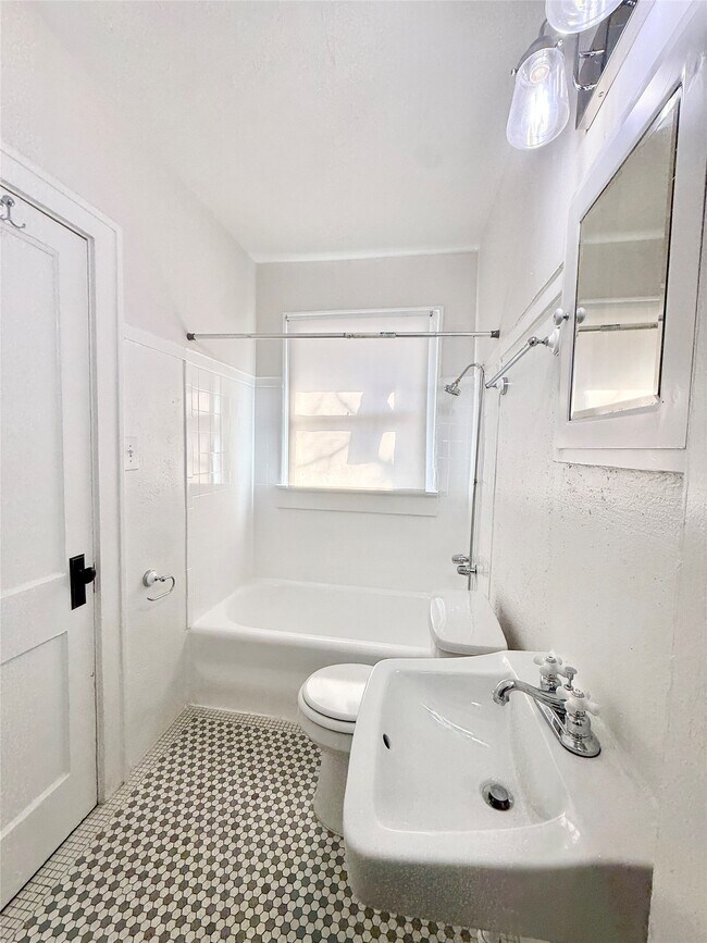 Building Photo - 1126 Berthea St