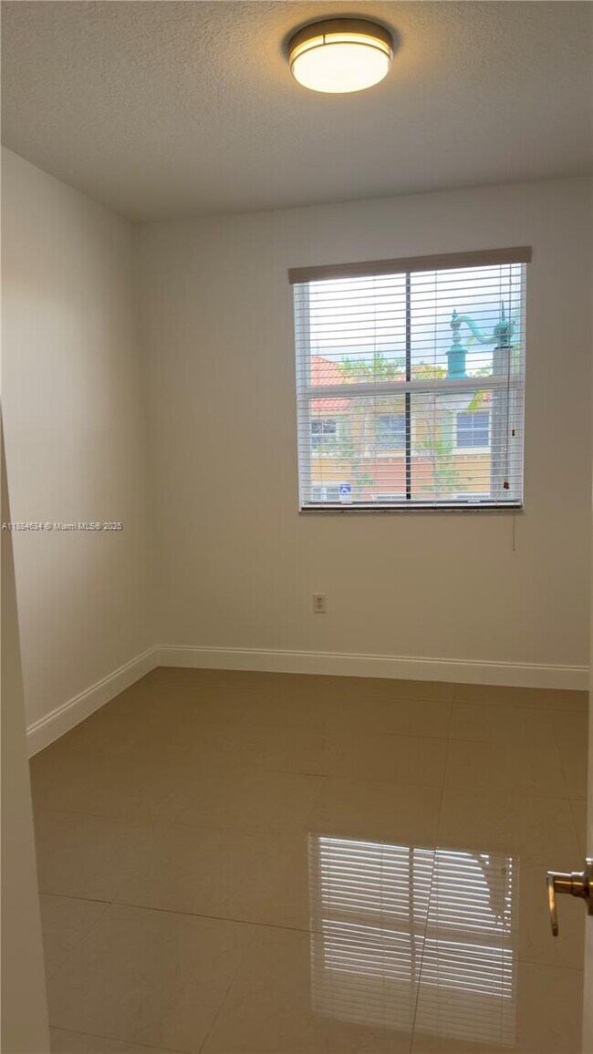 Building Photo - 924 SW 143rd Terrace