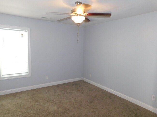 Building Photo - Like New Townhome!