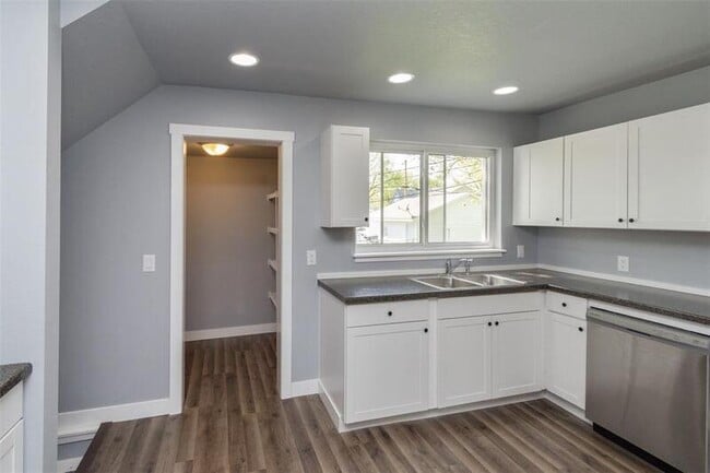 Building Photo - 916 6th St SW