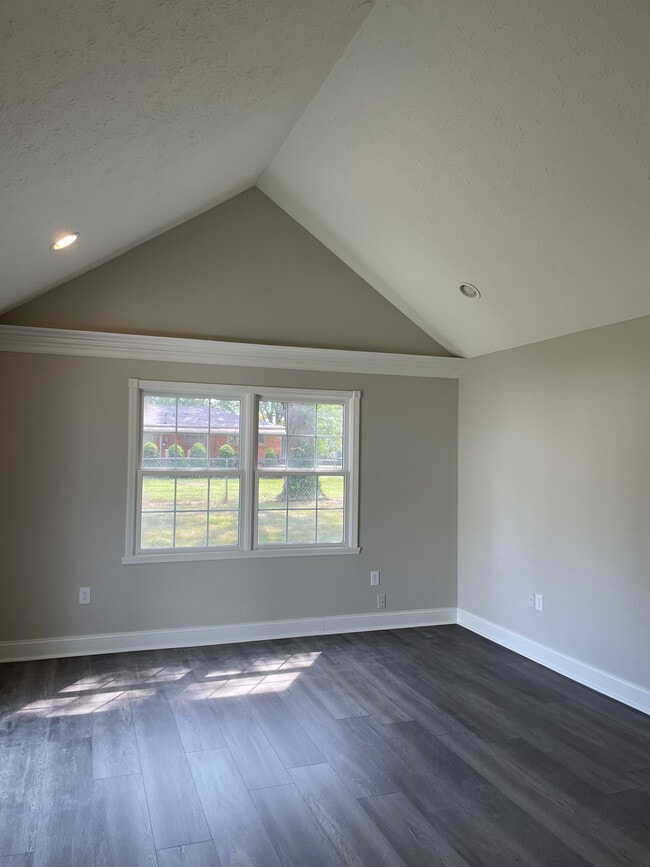 Building Photo - 10717 N Park Ave