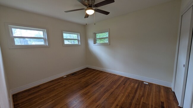 Building Photo - Newly Renovated -- Walking Distance to the...