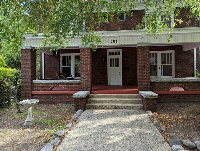 Building Photo - 901 W Markham Ave