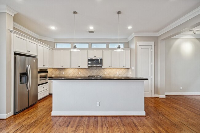 Building Photo - 2024 Vermont St