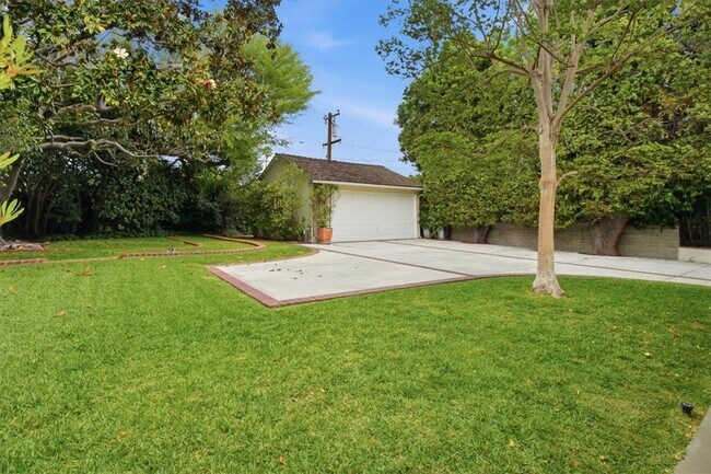 Building Photo - 1536 Bradbury Rd